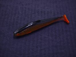 Przynęta Gumowa Kiełb Motor Oil Pink Czarny Grzbiet 8 cm