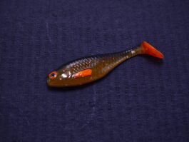 Przynęta Gumowa Płotka 7 cm Motor Oil Pink Czarny Grzbiet