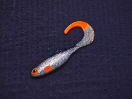 Przynęta Gumowa Twister 7,5cm  Srebrny Czarny Grzbiet